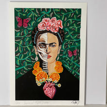 Load image into Gallery viewer, Frida immersed in nature
